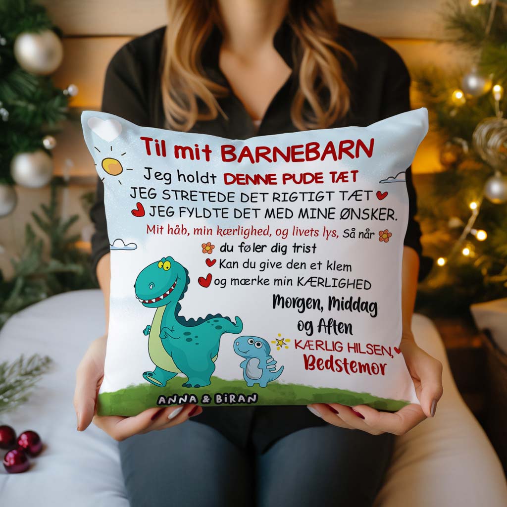 Til Mit Barnebarn - Personlig Premium Pude med Dinosaur Tema™