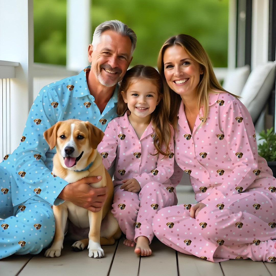 Familie i matchende pyjamassæt med kæledyrsprint – Blå og pink design med hundemotiv
