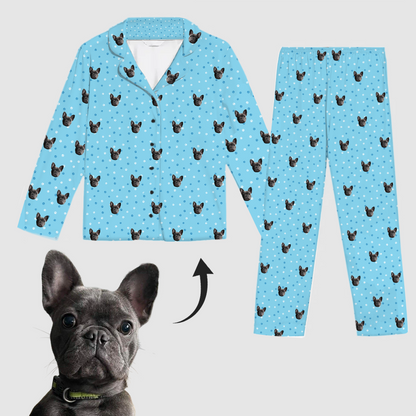 Lyseblåt pyjamassæt med poteprint – Personligt design med dit kæledyr (til voksne & børn)